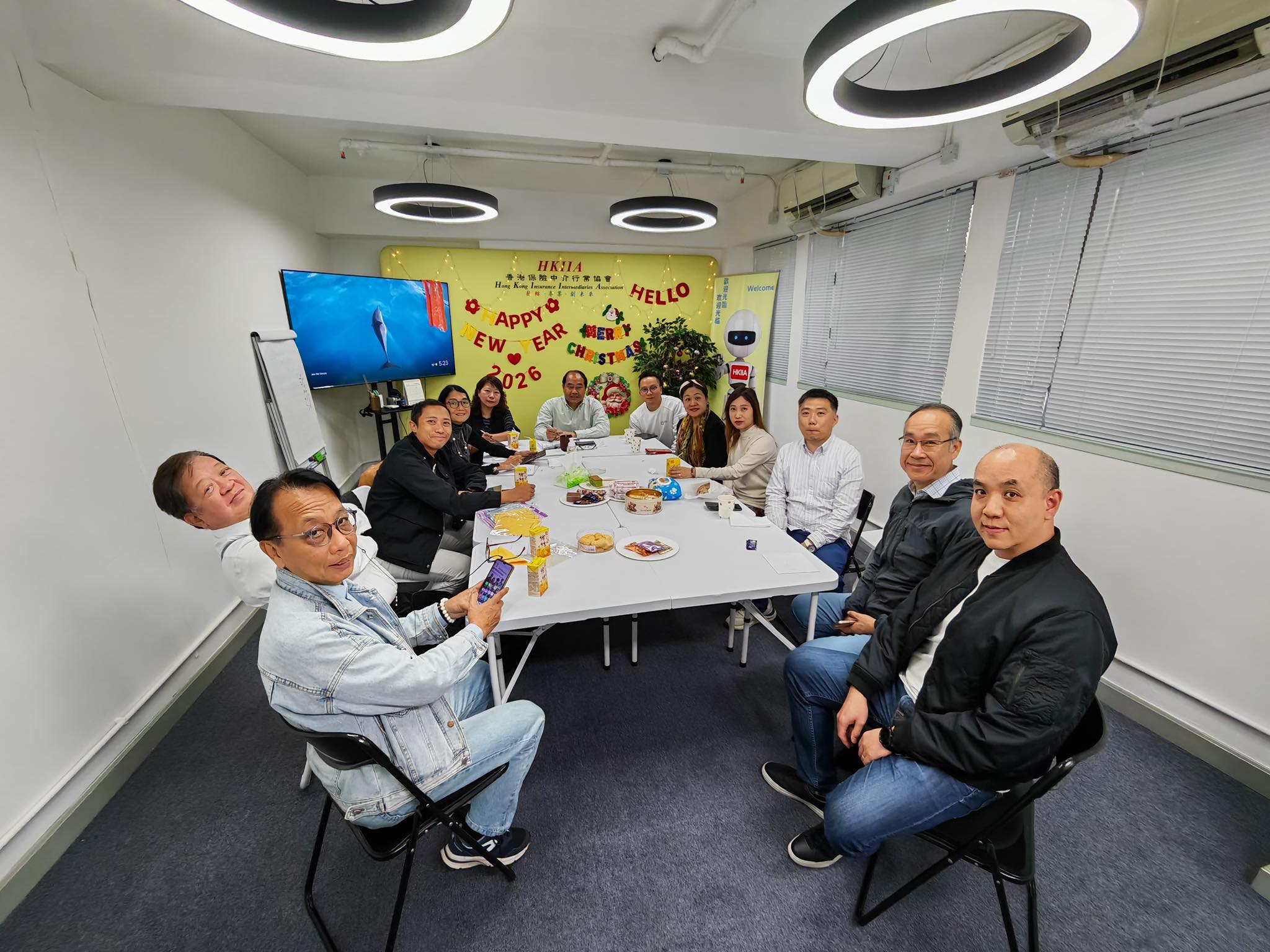 可能是包含下列内容的图片：一人或多人、桌子、新闻中心和文字