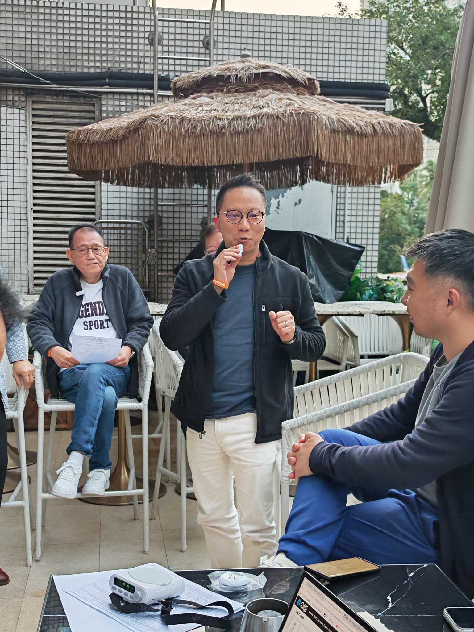 可能是包含下列内容的图片：一人或多人和文字