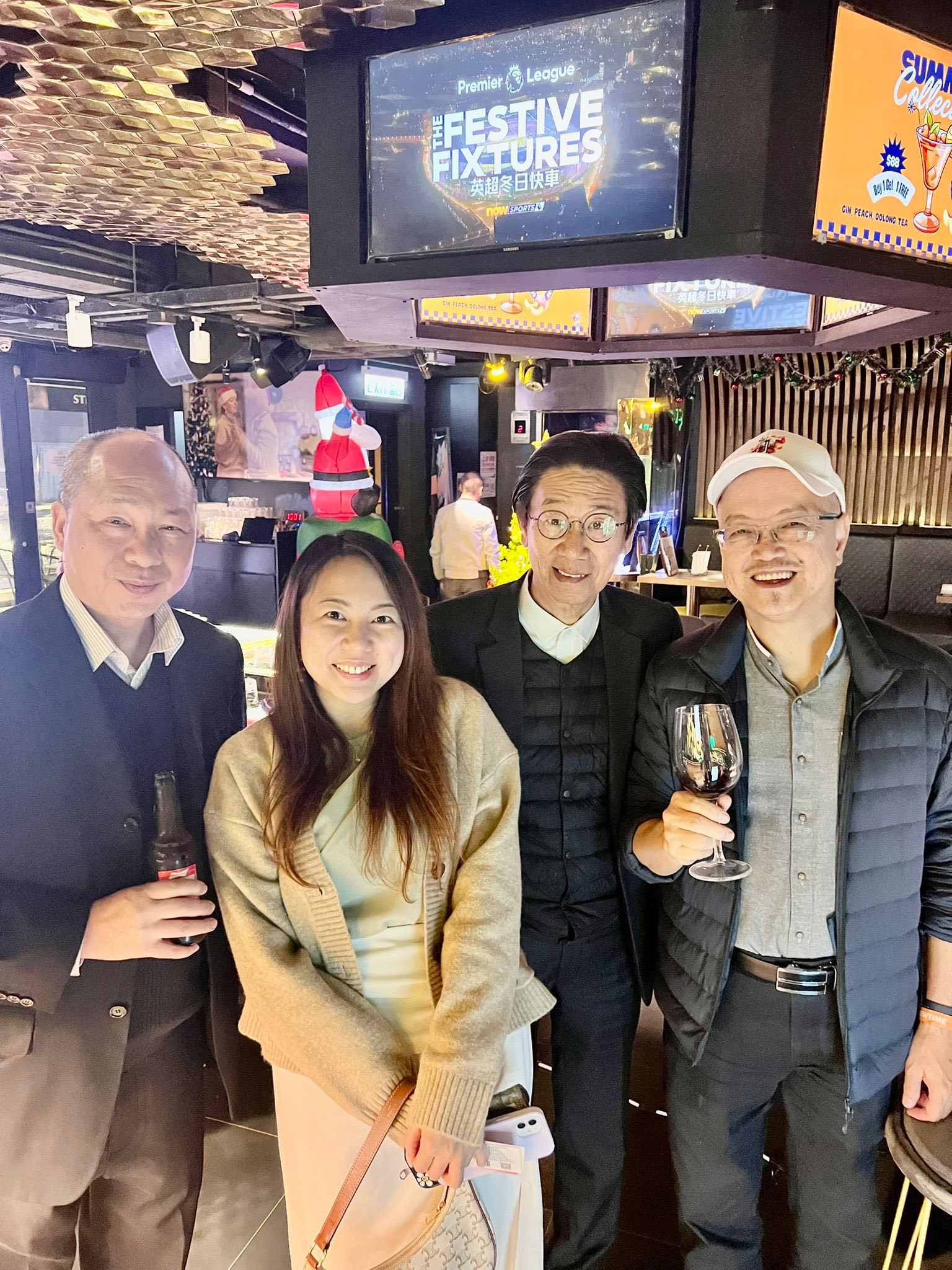 可能是包含下列内容的图片：一人或多人、飞镖靶和文字