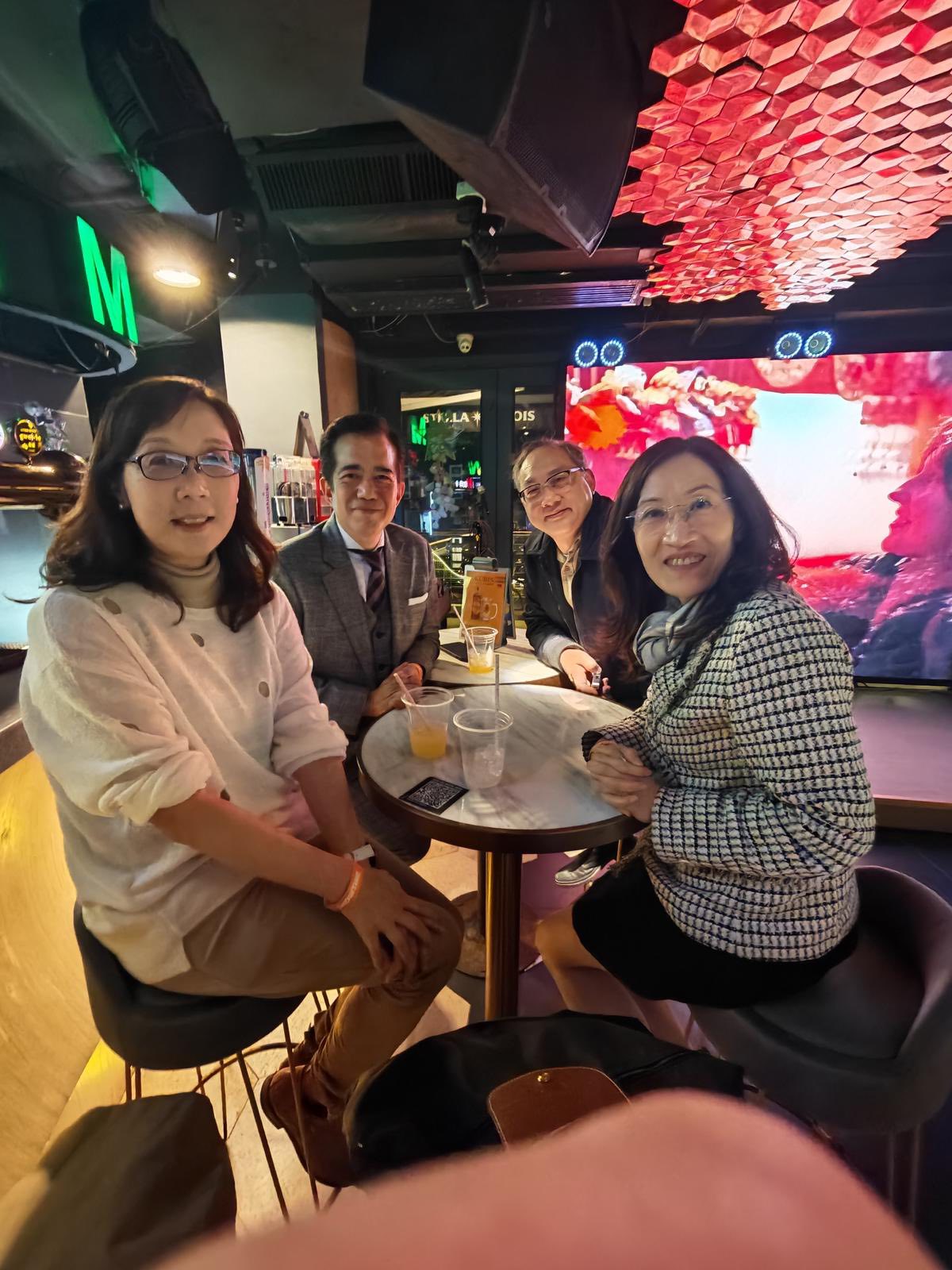 可能是包含下列内容的图片：一人或多人、饮料和上面的文字是“FALA SIS N”