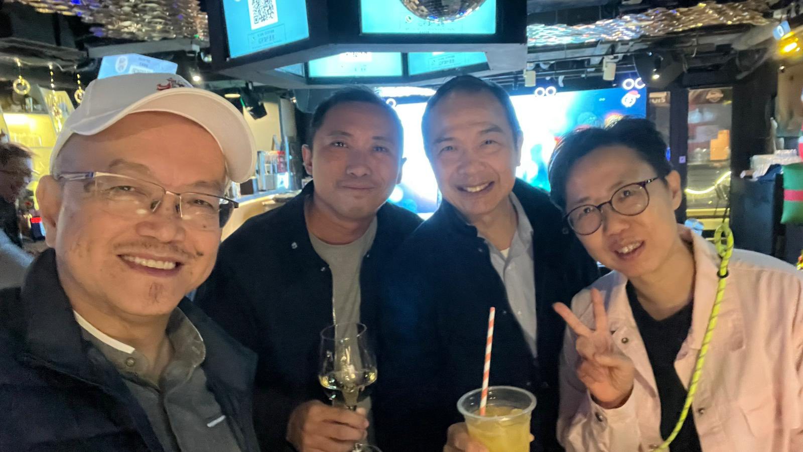 可能是包含下列内容的图片：一人或多人和文字