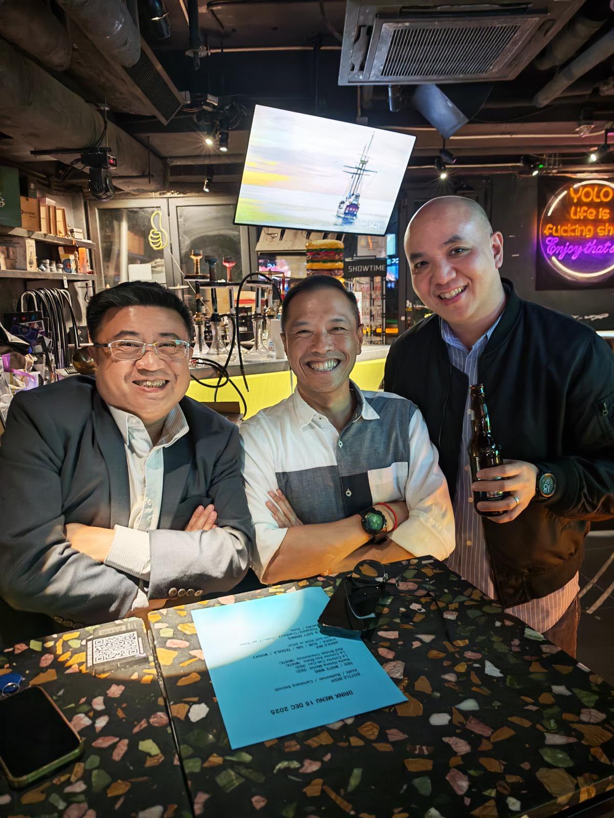 可能是包含下列内容的图片：一人或多人、飞镖靶、桌子、饮料和文字