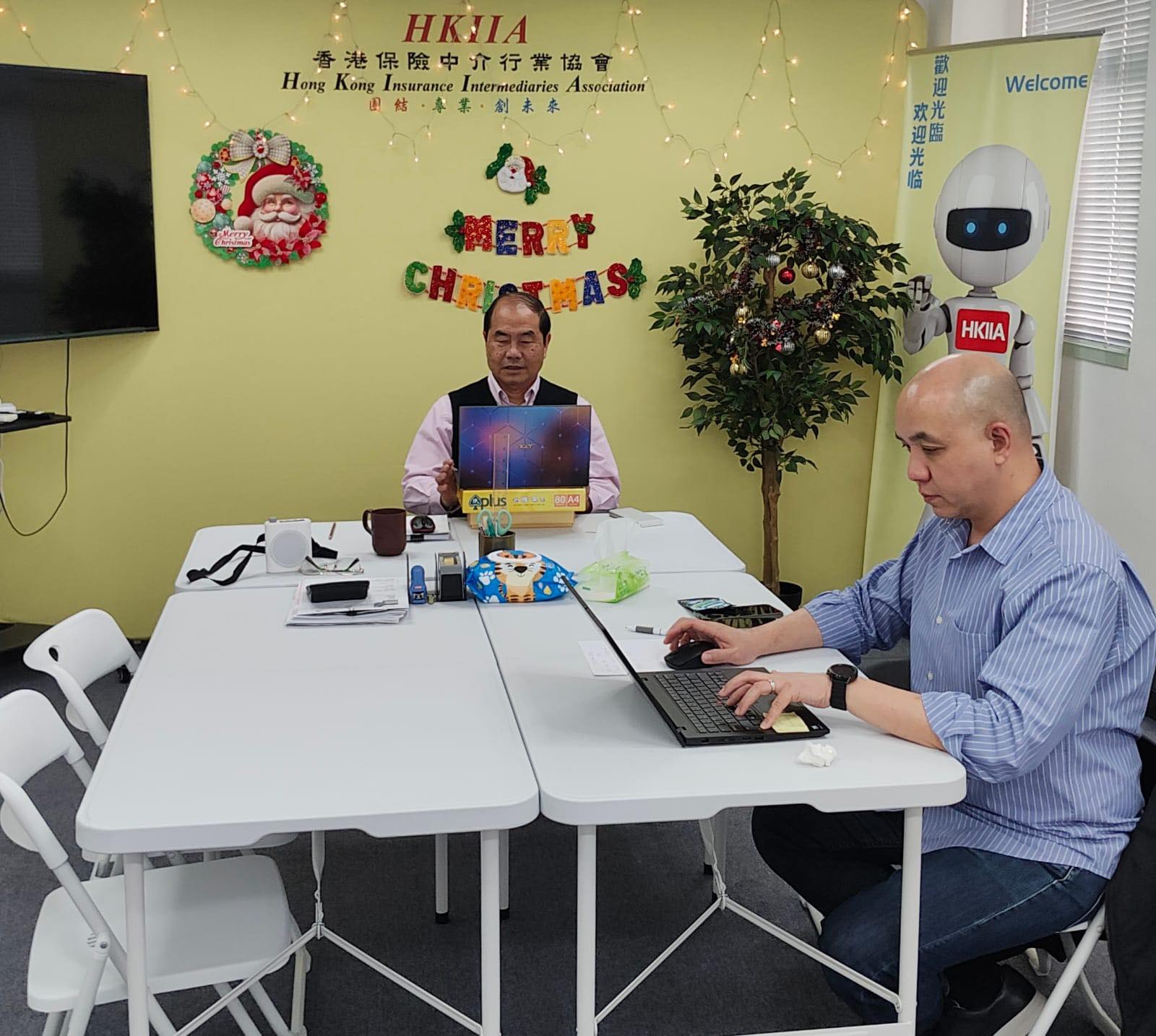 可能是包含下列内容的图片：学习、电视、桌子、新闻中心和文字